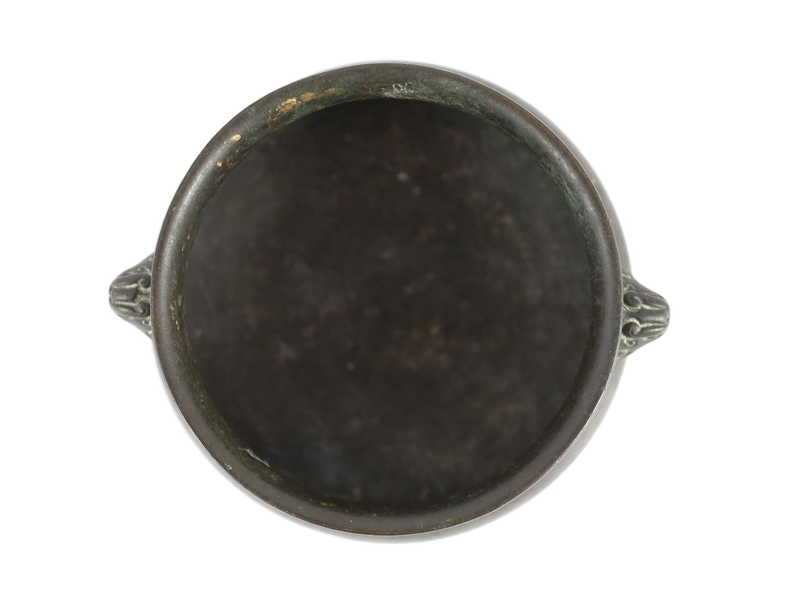 A Chinese archaistic bronze censer, gui, 17th/18th century, 11.2 cm wide